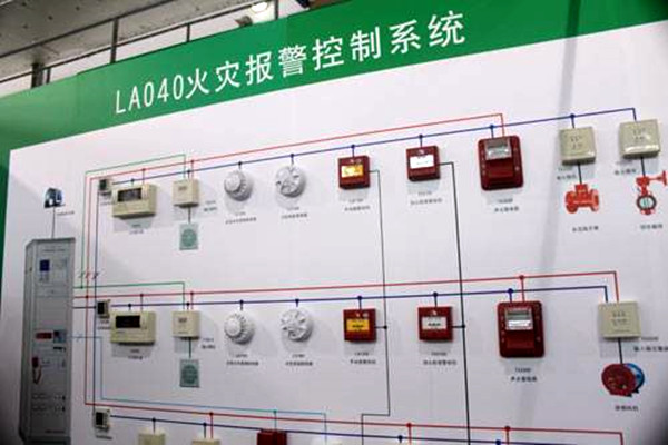 出现火警时，楼宇控制系统如何快速做出反应？